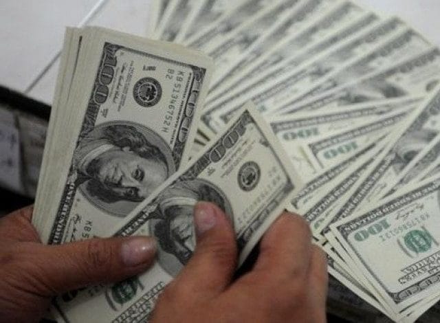 اسٹیٹ بینک کے ذخائر میں کڑوروں ڈالر کی کمی