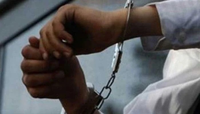 بینکوں کا کیش لوٹنے والے گروہ کے پولیس اہلکار سمیت 2 کارندے گرفتار