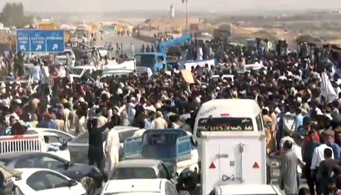 مبینہ پولیس مقابلے کے دوران جاں بحق خاتون کے اہلخانہ کا احتجاج