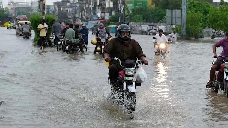 لاہور میں صبح سویرے موسلادھار بارش سے موسم خوشگوار، نشیبی علاقے زیر آب