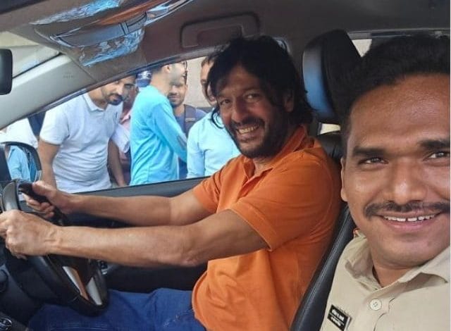 چنکی پانڈے 43 سال بعد ڈرائیونگ لائسنس حاصل کر لیا